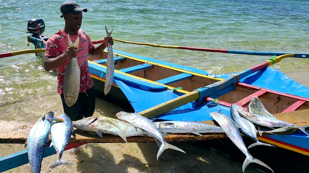 Pêche en pirogue à Madagascar
