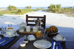 Petit déjeuner à Madagascar, face à la mer