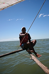 Pêcheur malgache Vezo sur sa pirogue